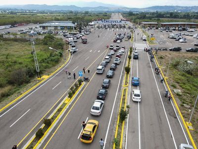 After years, private vehicles start crossing Colombia-Venezuela border again