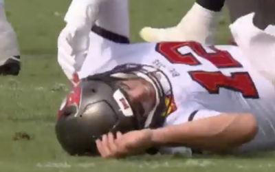 NFL fans had jokes after Tom Brady’s hilariously bad flop didn’t draw a penalty