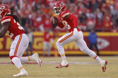 Chiefs CB L’Jarius Sneed, WR Skyy Moore suffer injuries vs. Broncos