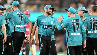 Michael Neser takes controversial catch as Brisbane Heat score 15-run BBL win over Sydney Sixers