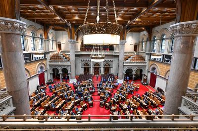 NY lawmakers get pay raise making them nation's best-paid