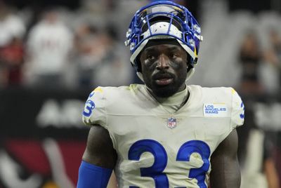 Nick Scott taken to locker room with shoulder injury