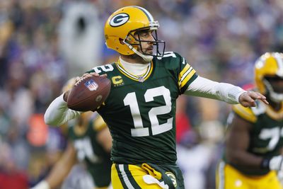 Aaron Rodgers delivers great fake on short touchdown run