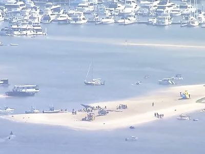 4 passengers are dead after 2 helicopters collide over an Australian beach