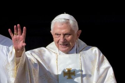 Tens of thousands to pay tribute to Pope Benedict XVI as lying in state begins