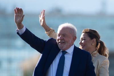 Lula takes office, promises "hope"