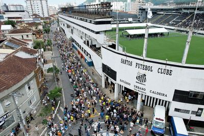 Thousands gather to say farewell to Pele in 24-hour wake