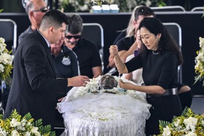 Brazil pays final respects to football giant Pele