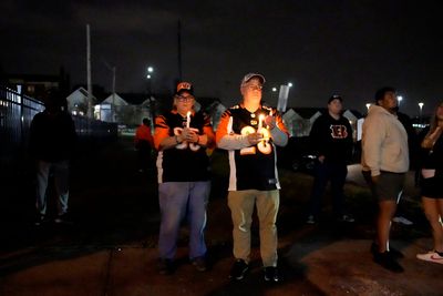 Bengals, Bills fans gathered outside hospital to support Damar Hamlin