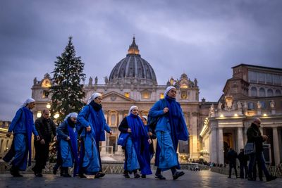 Benedict's admirers keep streaming to Vatican to honor him