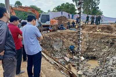 Vietnam rescuers try to raise concrete pillar with trapped boy