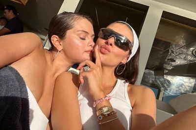 Selena Gomez quips she’s in a ‘throuple’ with pals Brooklyn Beckham and Nicola Peltz during New Year break