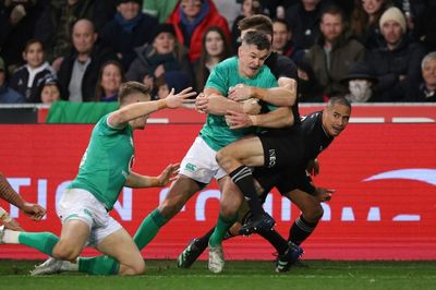 Injury threatens Ireland captain Sexton's Six Nations