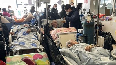 Covid patients overwhelm Chinese hospitals