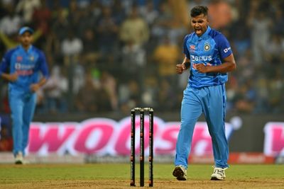 Mavi stars on debut as India edge Sri Lanka in T20 thriller