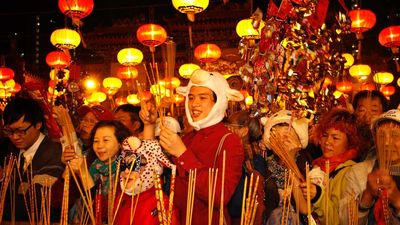 Chinese Australians' travel plans up in the air as COVID-19 surge grips China ahead of Lunar New Year