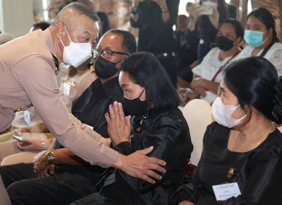 Search ongoing for 5 missing sailors