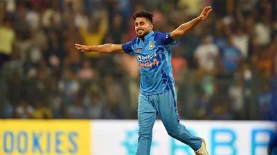 Umran Malik dismisses Dasun Shanaka with 155kph scorcher to break Jasprit Bumrah's record