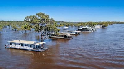 Who is eligible for River Murray flood grants and how much are the payments?