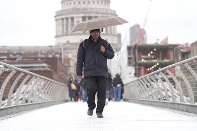 Mild weather set to continue in London before weekend downpour as Europe bakes and US freezes