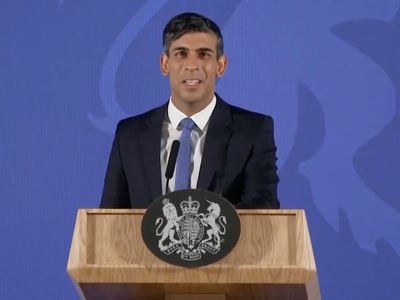 Rishi Sunak vows to halve inflation and ‘stop migrant boats’ before 2024 election