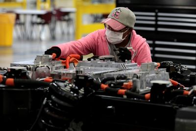 US manufacturing sector weakens on easing demand: survey