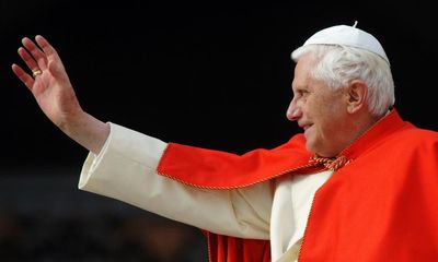 Benedict XVI: thousands expected to pay respects to former pope