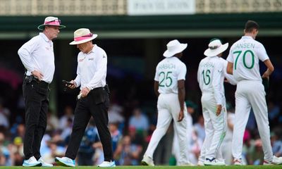 Australia on top as weather halts play on first day of third Test with South Africa