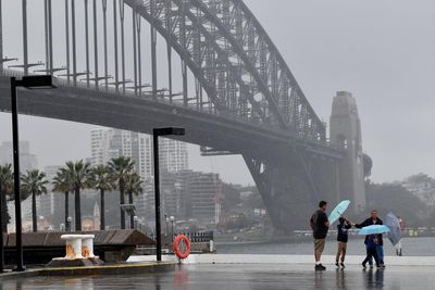 Summer temperatures to drop below average as cold front hits NSW and Victoria