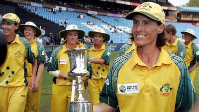 Australian star Belinda Clark immortalised in world-first bronze sculpture of female cricketer