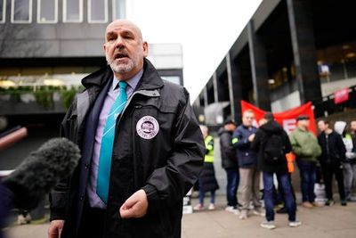 Train strikes: Angry passengers says rail unions have ‘lost the plot’ as Aslef walkout cripples network