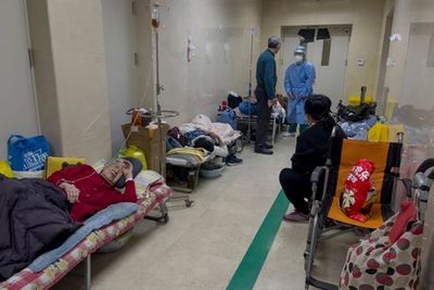 China Covid: Patients left in corridors after beds run out at Beijing hospital