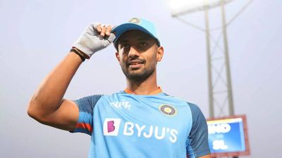 2nd T20I: Rahul Tripathi makes debut as India opt to bowl against unchanged Sri Lanka