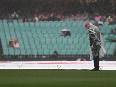 Australia keep hope for wet SCG victory