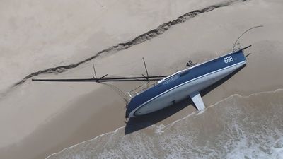 Race to salvage Huntress after Sydney to Hobart competitor beached on Cape Barren Island