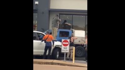 NT Police say man arrested at gunpoint outside Coolalinga Hungry Jack's was wanted for alleged crossbow threat, breaching parole