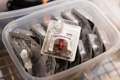 NY docs must give naloxone with opioids