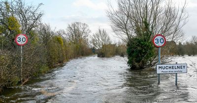 UK weather: Flood alerts ahead of torrential rain as councils barricade homes