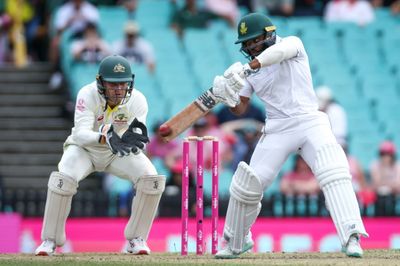 Australia claim three South Africa wickets as Sydney Test resumes