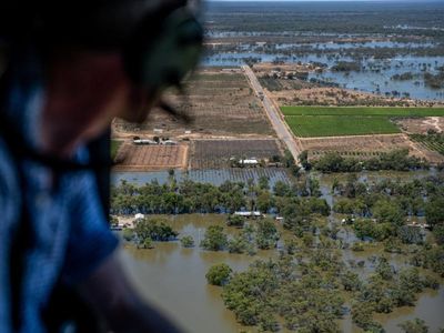 Premier visits flooded western NSW towns