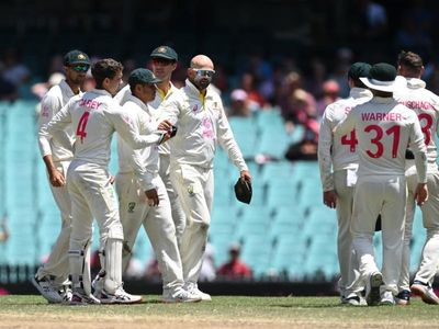 Australia chase nine-wicket final session