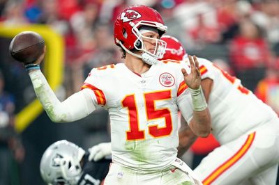 Mahomes sets total yards record as Chiefs secure AFC top seed