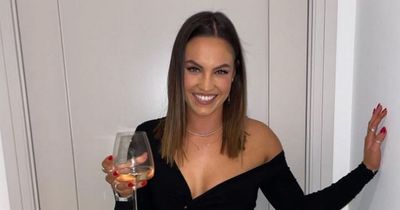 Woman inspires others by showing Instagram 'isn't real' with two snaps one minute apart