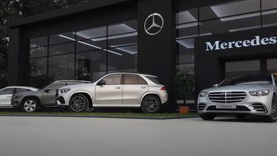 Mercedes-Benz Dealership In 1:18 Scale Looks Like The Real Thing