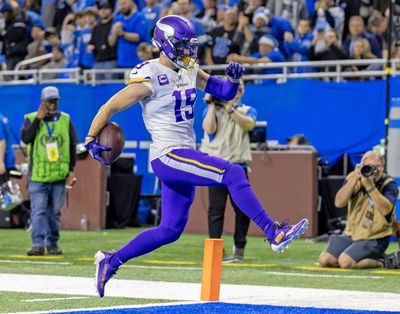 WATCH Adam Thielen score the first touchdown of Week 18 vs. Bears