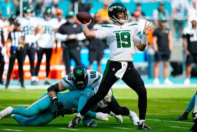 Jets in offensive ‘slug’-fest, tied with Dolphins at half 3-3
