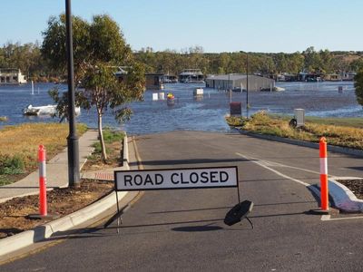 Floods set to close key SA Murray ferry