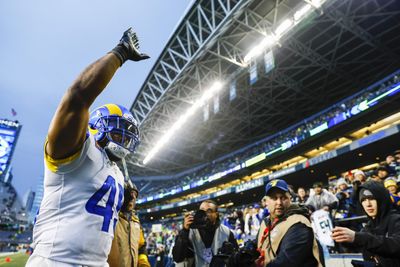 Watch: Bobby Wagner gets standing ovation from Seahawks fans after the game