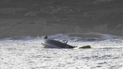 Salvage fight over Sydney to Hobart yacht Huntress as Aboriginal Land Council claims ownership