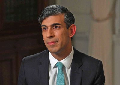 Rishi Sunak ‘considers one-off payment for NHS staff to end strikes’